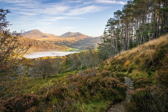 Fototapeta Scenic shot of an autumn morning in Capel Curig with mountains and plants around, Snowdonia