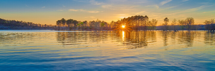 Beautiful sunset on Beaver Lake near Rogers Arkansas. - obrazy, fototapety, plakaty