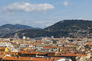 Panorama sur les quartiers nord et nord-est de Nice domin&eacute; par le Mont Gros et l'Observatoire de la C&ocirc;te d'Azur