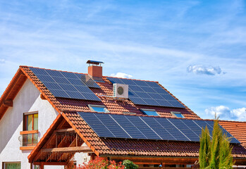 Hausdach mit Solarzellen und Wärmepumpe  - obrazy, fototapety, plakaty