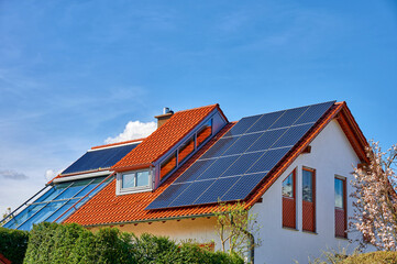 Modernes Wohnhaus mit Solardach zur Strom- und Warmwassererzeugung - obrazy, fototapety, plakaty
