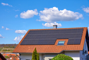 Solarzellen auf Einfamilienhaus - obrazy, fototapety, plakaty