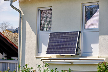 Solares Balkonkraftwerk an Hauswand