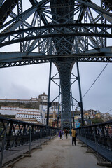 Puente de Don Luis I visto desde abajo en Oporto con los hierros por todos lados en un día nublado de primavera.