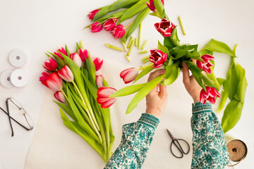 Making red tulips flower bouquet