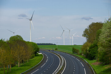 Vue sur les éoliennes depuis l'autoroute A20, dans l'Indre (France).