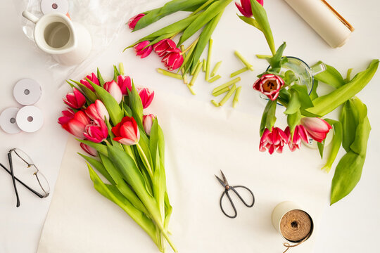 Making red tulips flower bouquet
