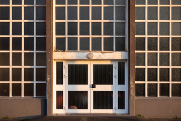 Fassade mit viel Glas und Eingang