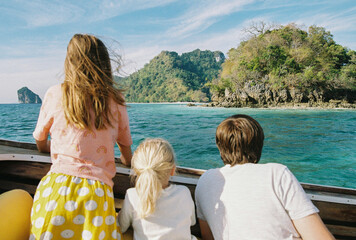 Obraz premium Father with kids in a boat in Thailand