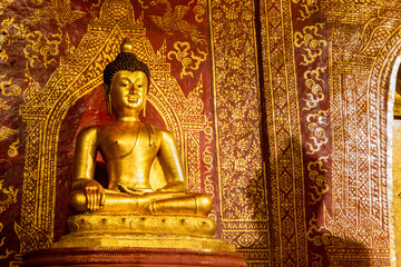 Obraz premium The Phra Buddha Sihing statue in the Viharn Lai Kham at Wat Phra Singh , Chiang Mai , Thailand