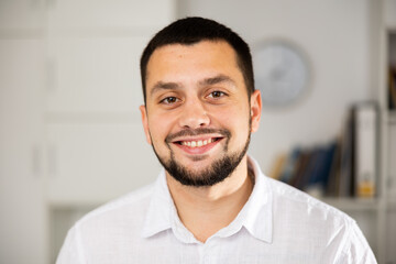 Obraz premium Portrait of smiling european man office manager looking at camera.