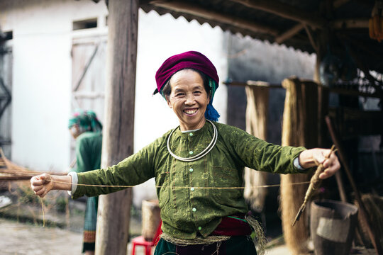 Local people: Hmong weaver working with hemp