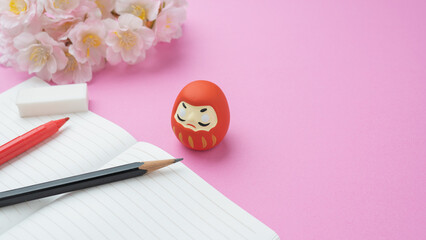 日本のダルマ人形と勉強道具｜受験勉強イメージ