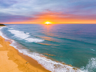 Obraz premium Aerial sunrise at the seaside with cloud cover