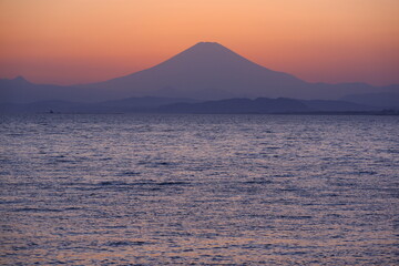 夕暮れの湘南の海と富士山