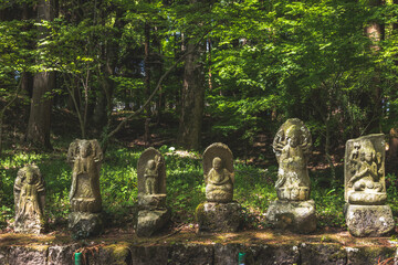 仏像と森