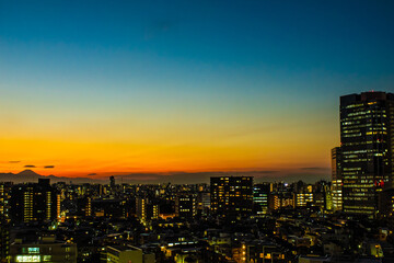 空と雲と街とビルの画像、夕景から夜景