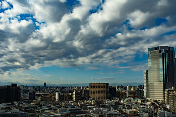 空と雲と街とビルの画像、昼間