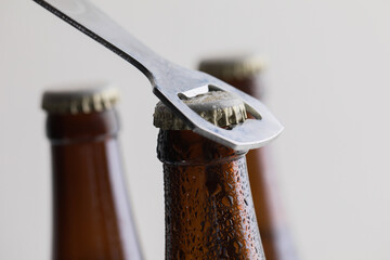 ビンの栓を抜く手元　bottled beer