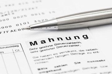 Obraz premium Steuernachzahlung Mahnbescheid Finanzamt