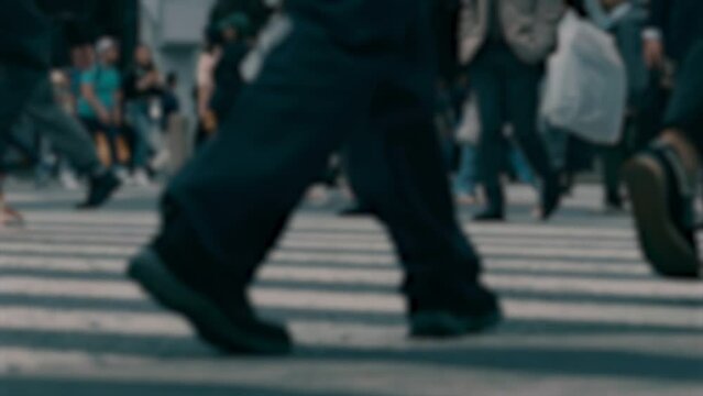 【社会】人々が歩いて移動する東京の渋谷スクランブル交差点　スローモーション