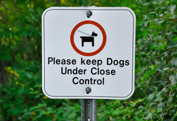 Please keep dogs under close control sign