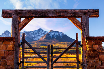 Ranch entrance in the mountains - obrazy, fototapety, plakaty