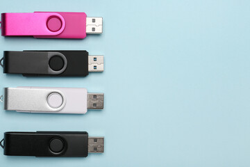 Obraz premium USB flash drives on blue background