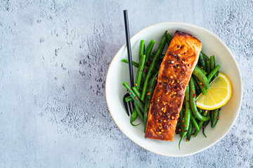 Spicy teriyaki salmon with green beans.