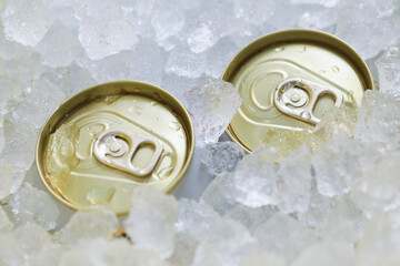 氷で冷えた缶ビール　beer