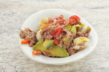 Salad with tuna and avocado