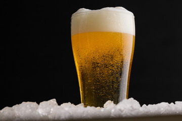 グラスに注がれた生ビール　draft beer