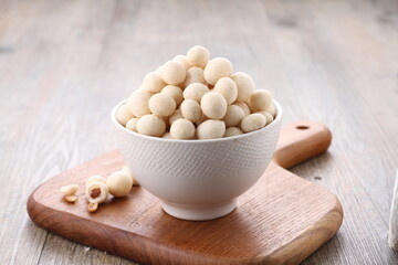 kacang atom