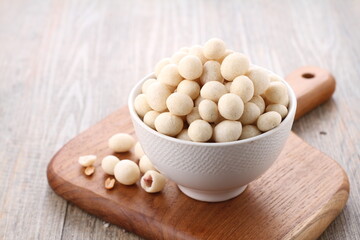 kacang atom