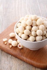 kacang atom