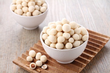 kacang atom