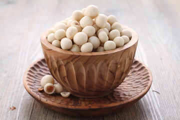 kacang atom