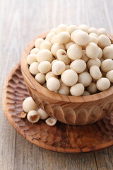 kacang atom