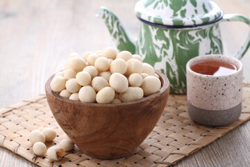 kacang atom