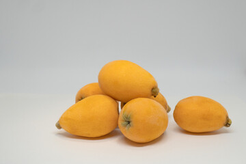 背景がないビワの影付きの写真／初夏の果物・5月