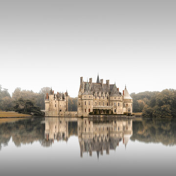 Langzeitbelichtung des alten Schlosses Chateau de la Bretesche mit Spiegelung in der Bretagne nahe Nantes