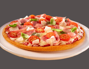Pizza mit Tomaten und Schinken plus Parmesan