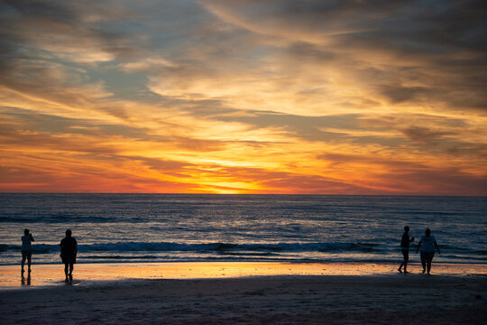 coucher de soleil sur l' Atlantique avec des silhouettes à contre-jour