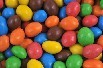 Fototapeta na wymiar Cacahuètes enrobées de chocolat de différentes couleurs en gros plan