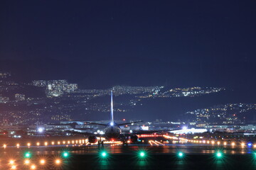 Fototapeta na wymiar 大阪伊丹空港離着陸（Takeoff and landing at Osaka Itami Airport）