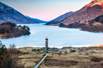 Cercles muraux Viaduc de Glenfinnan The Glenfinnan monument to mark the place of the beginning of the Jacobite uprisings can be seen at the foot of Loch Shiel in the Scottish Highlands.
