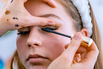 Obraz premium Young woman in a beauty salon. Woman doing make-up in a beauty salon