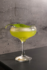 Cocktail al Basilico con gin, succo di basilico e pepe servito in un cocktail bar serale 