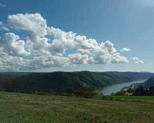 Blick auf den Rhein im Mittelrheintal bei Oberwesel vom Wanderweg Traumschleife Mittelrhein, der...