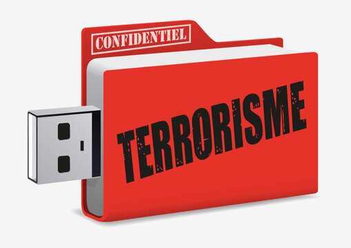 Concept des informations confidentielles dans la lutte anti-terroriste avec une clé USB sur laquelle est écrit le mot, terrorisme.